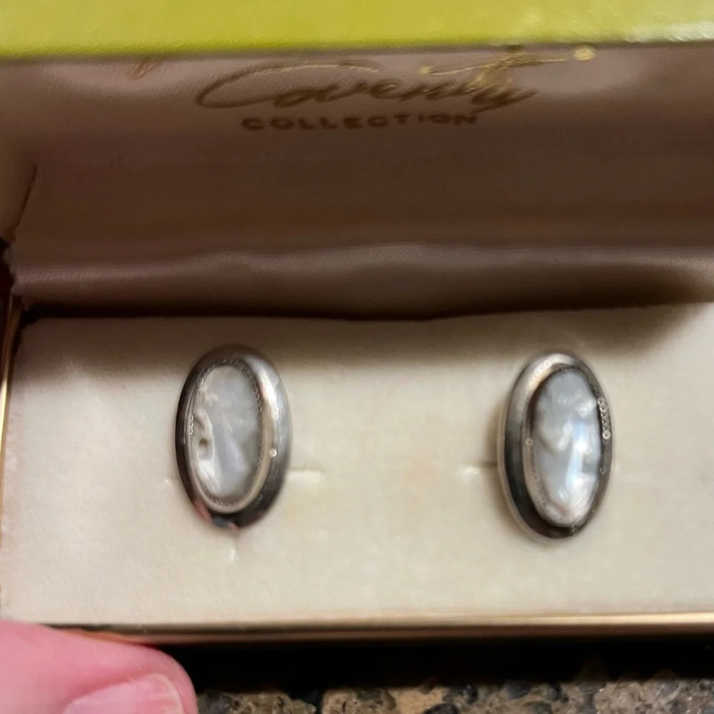 Vintage Lady Coventry Cameo Clip On Earrings - Picture 5 of 11